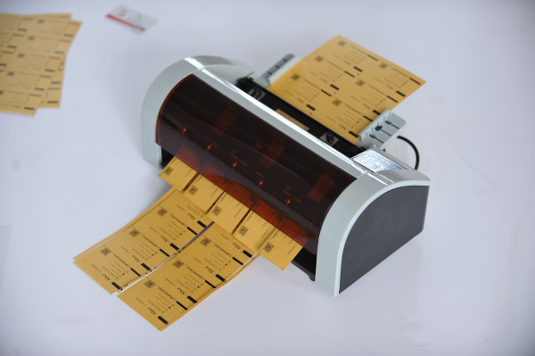 Нарезчик визиток с защитой от перекоса Bulros F-25