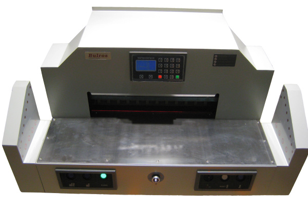Автоматический программируемый гильотинный  резак  с расширенным столом на 10 см. Bulros 520V3