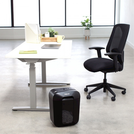 Шредер Fellowes® Powershred® LX45, DIN P-4,  4х37мм, 8 лст., 17 лтр.,  уничт.: скрепки,скобы,карты