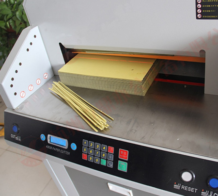 Автоматический программируемый гильотинный  резак Bulros 4808H