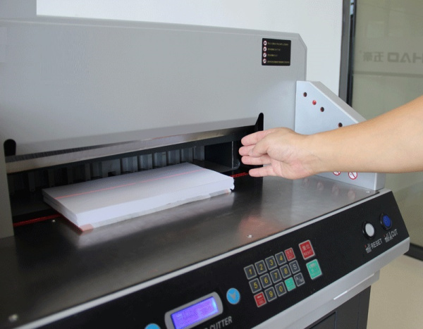 Автоматический программируемый гильотинный  резак Bulros 4808H