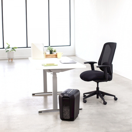 Шредер Fellowes® Powershred® LX65, DIN P-4, 4х40мм, 10лст., 22лтр., SafeSense™